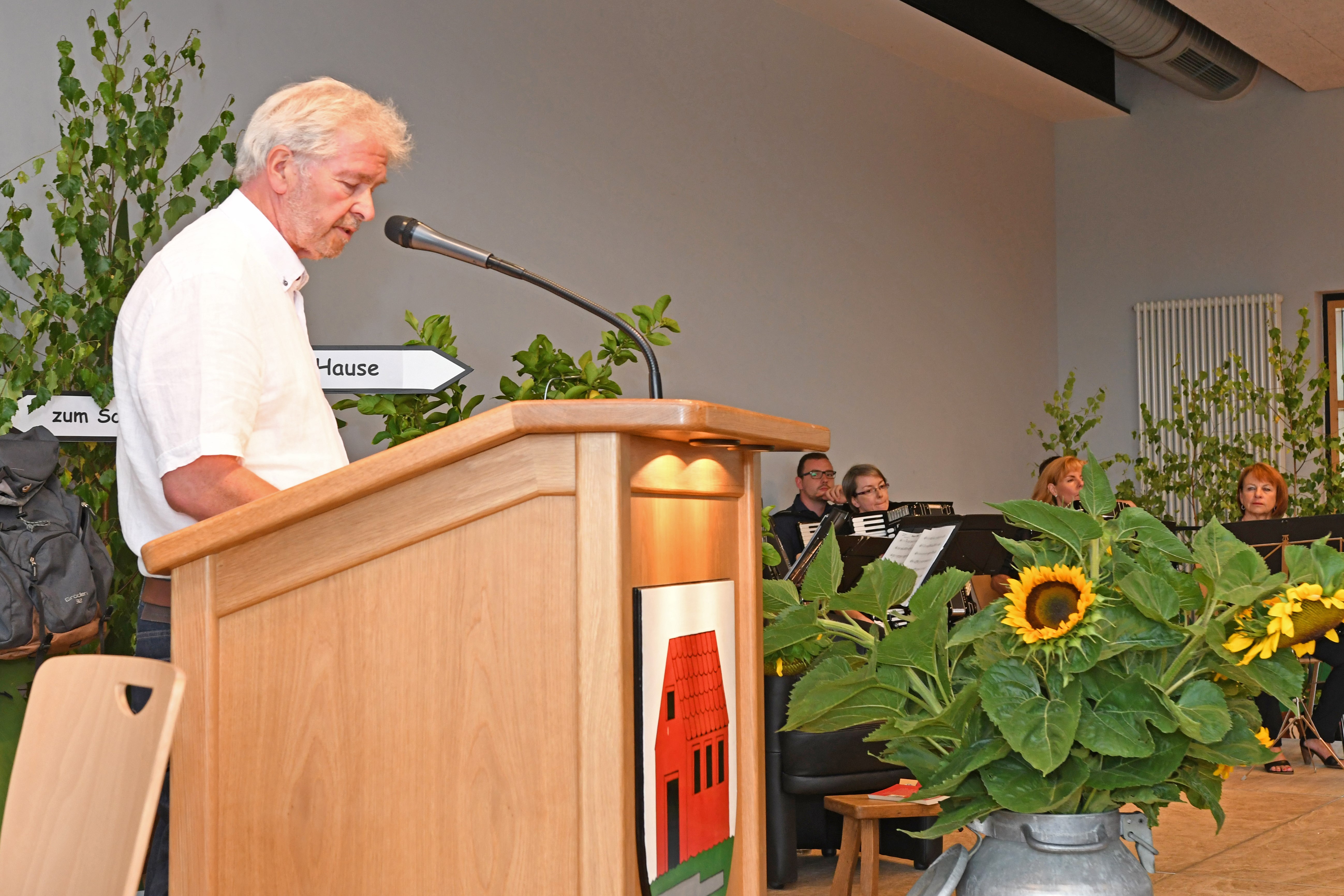  Der zweite stellvertretende Bürgermeister Gerhard Hahn konnte knapp 200 Gäste im Schönbuchsaal begrüßen. 