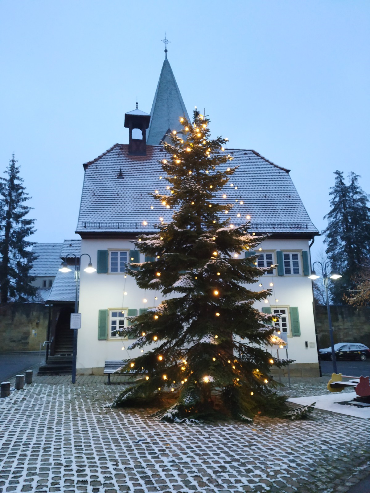  Weihnachtsbaum am Dorfplatz 