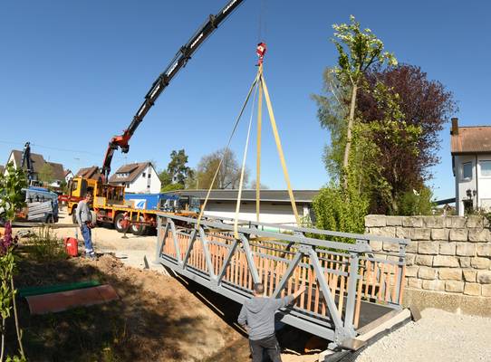 Installation der neuen Brücke am Freibadparkplatz